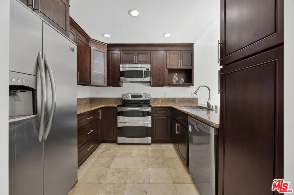 5460 White Oak Avenue #G305 Encino, CA 91316