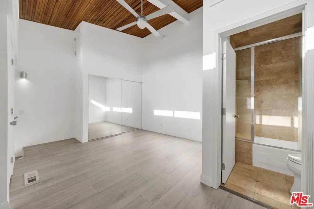 5460 White Oak Avenue #G305 Encino, CA 91316