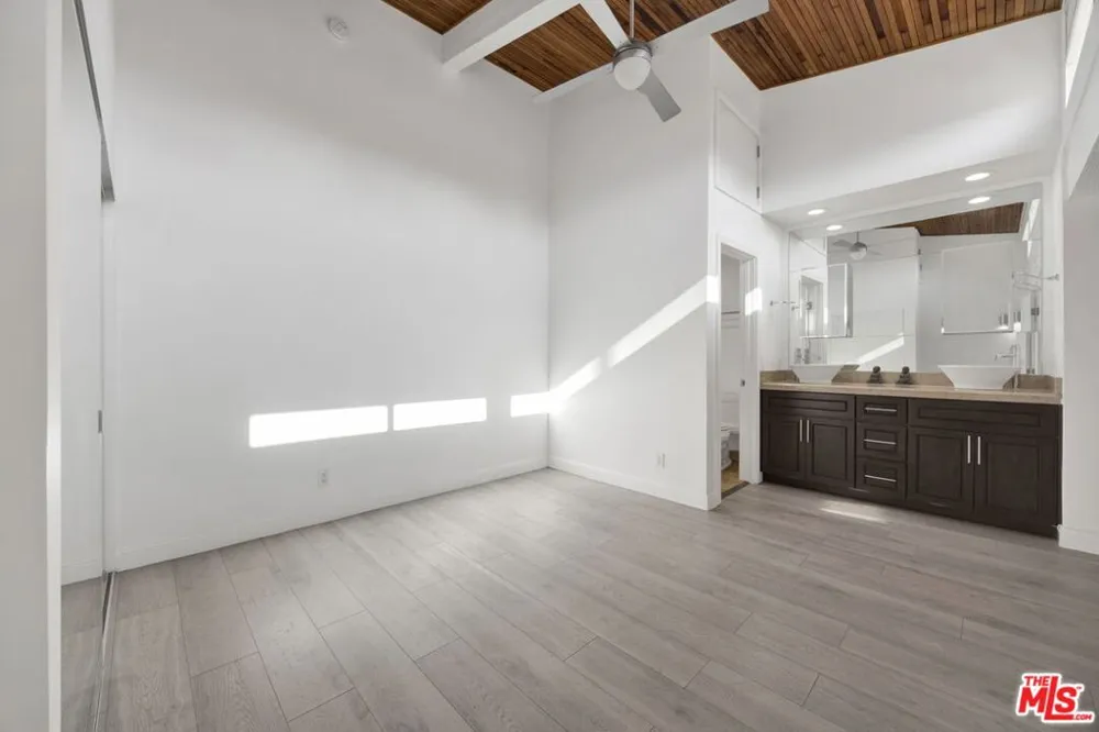 5460 White Oak Avenue #G305 Encino, CA 91316