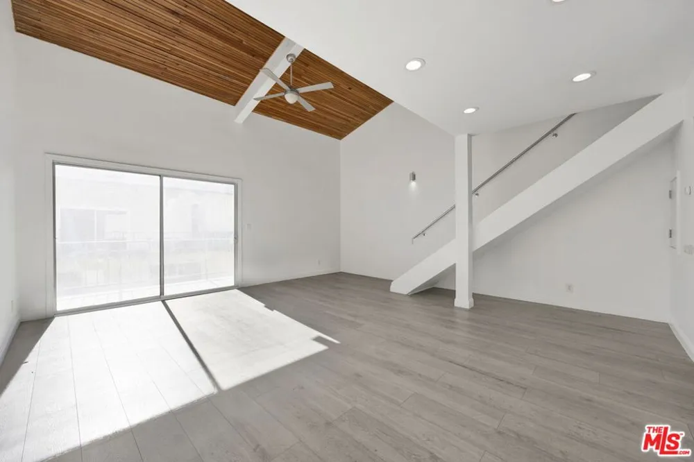 5460 White Oak Avenue #G305 Encino, CA 91316