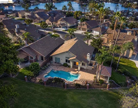2244 Colonial Ct