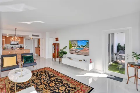 10275 Collins Ave #829