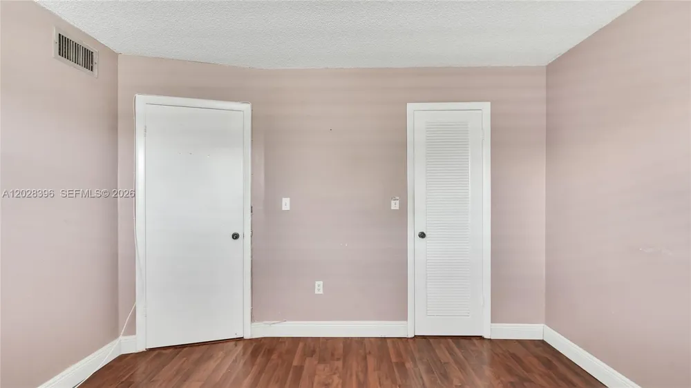 2811 Pine Island Rd #302 Sunrise, FL 33322