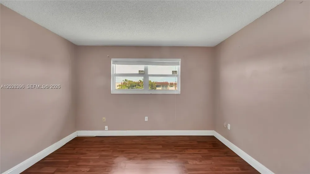 2811 Pine Island Rd #302 Sunrise, FL 33322