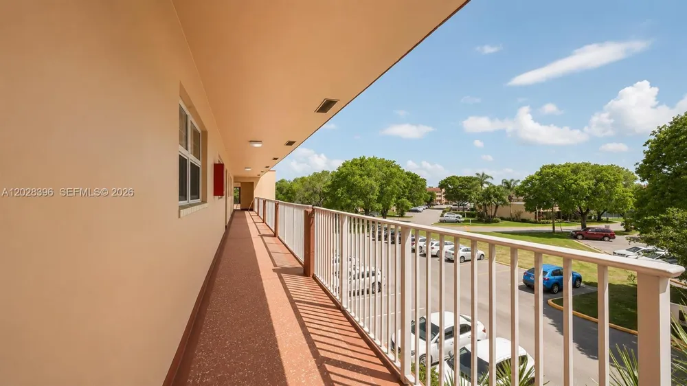 2811 Pine Island Rd #302 Sunrise, FL 33322