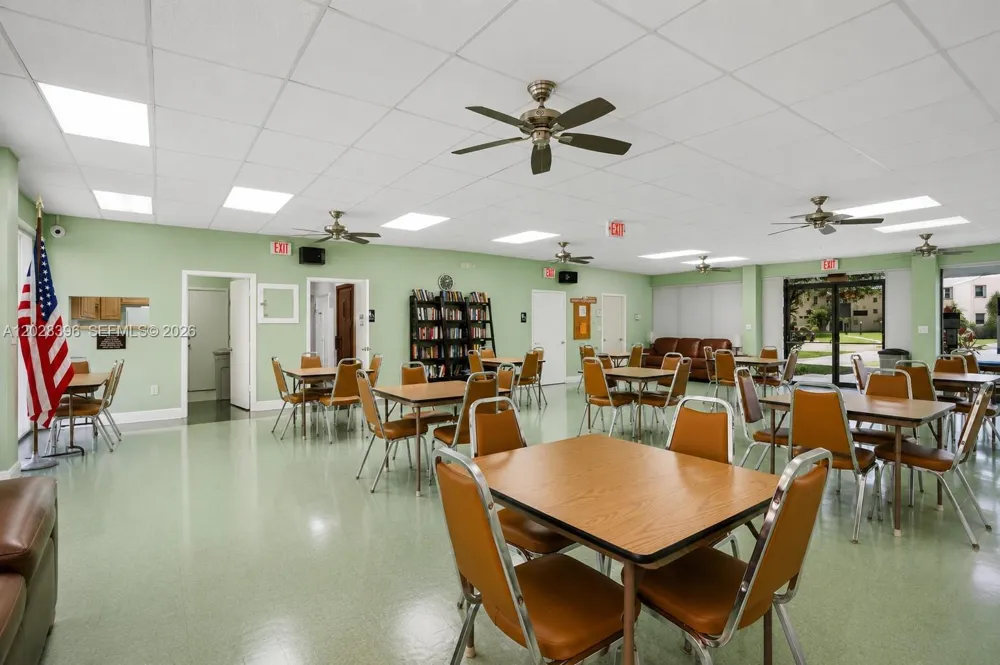 2811 Pine Island Rd #302 Sunrise, FL 33322