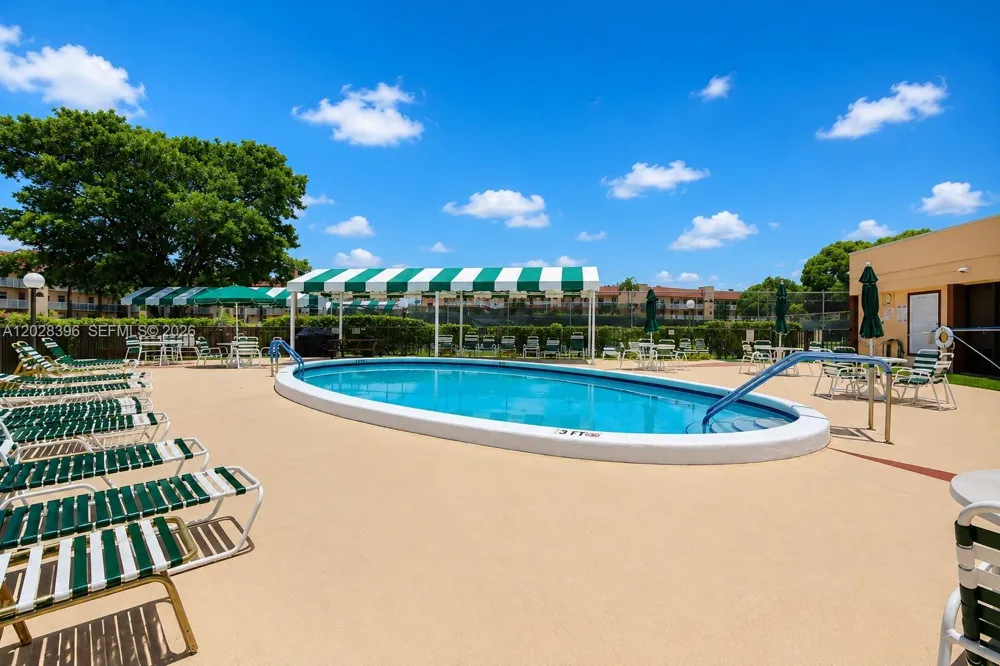 2811 Pine Island Rd #302 Sunrise, FL 33322