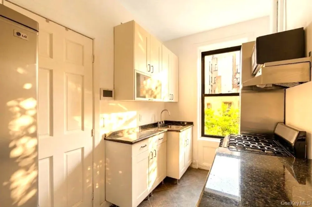 327 E 3rd Street #2E New York (Manhattan), NY 10009
