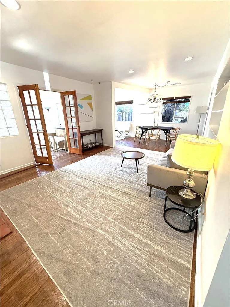 5425 Halbrent Avenue Sherman Oaks, CA 91411