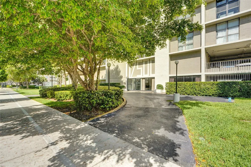 17500 Bay Rd #S403 Sunny Isles Beach, FL 33160