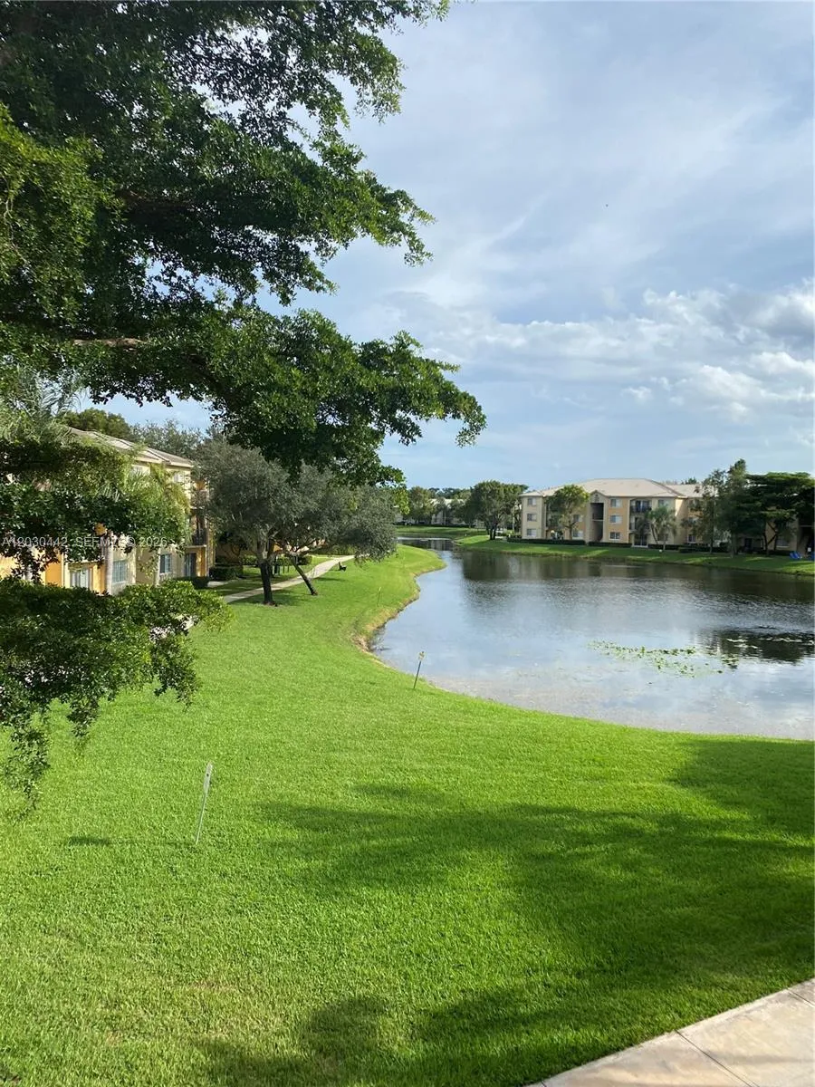 300 Crestwood Ct N #310 Royal Palm Beach, FL 33411
