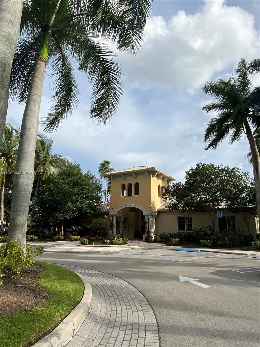 300 Crestwood Ct N #310 Royal Palm Beach, FL 33411