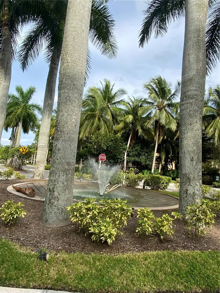 300 Crestwood Ct N #310 Royal Palm Beach, FL 33411