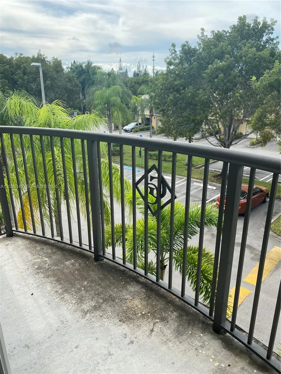 300 Crestwood Ct N #310 Royal Palm Beach, FL 33411