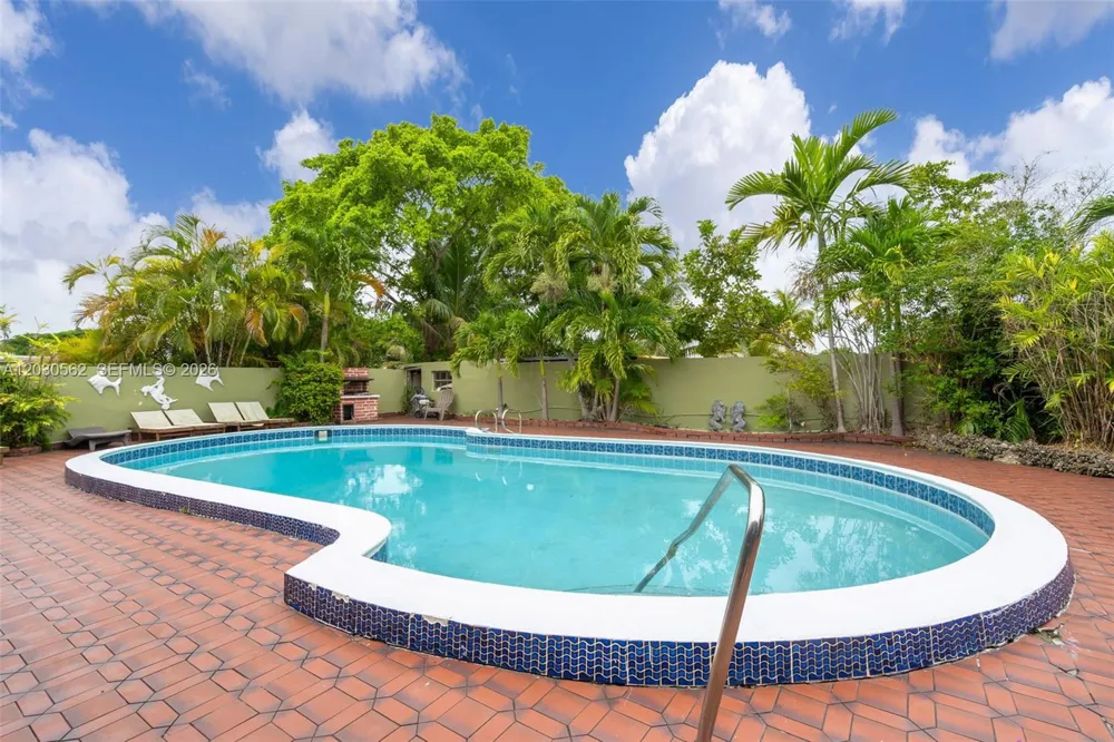 1320 SW 84th Ave Miami, FL 33144