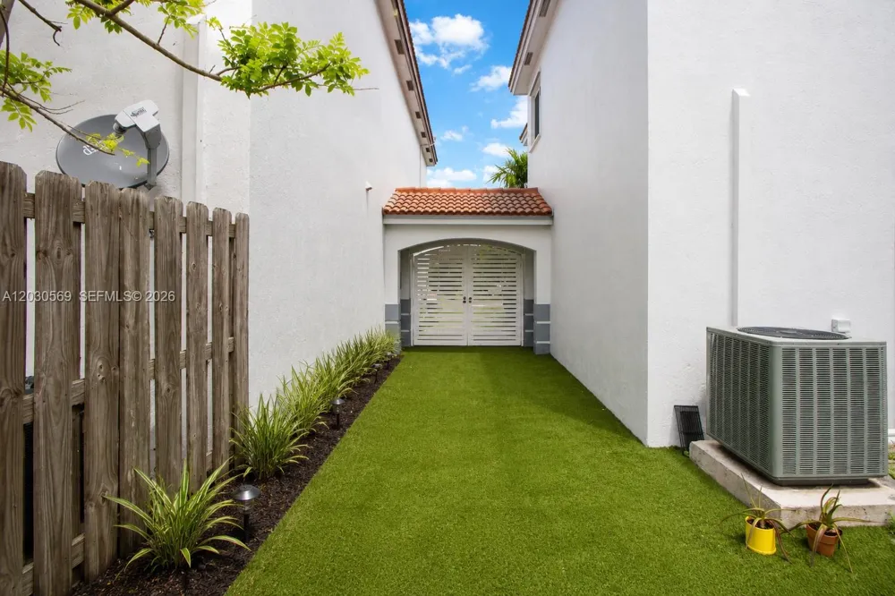 2564 SW 147th Path Miami, FL 33185
