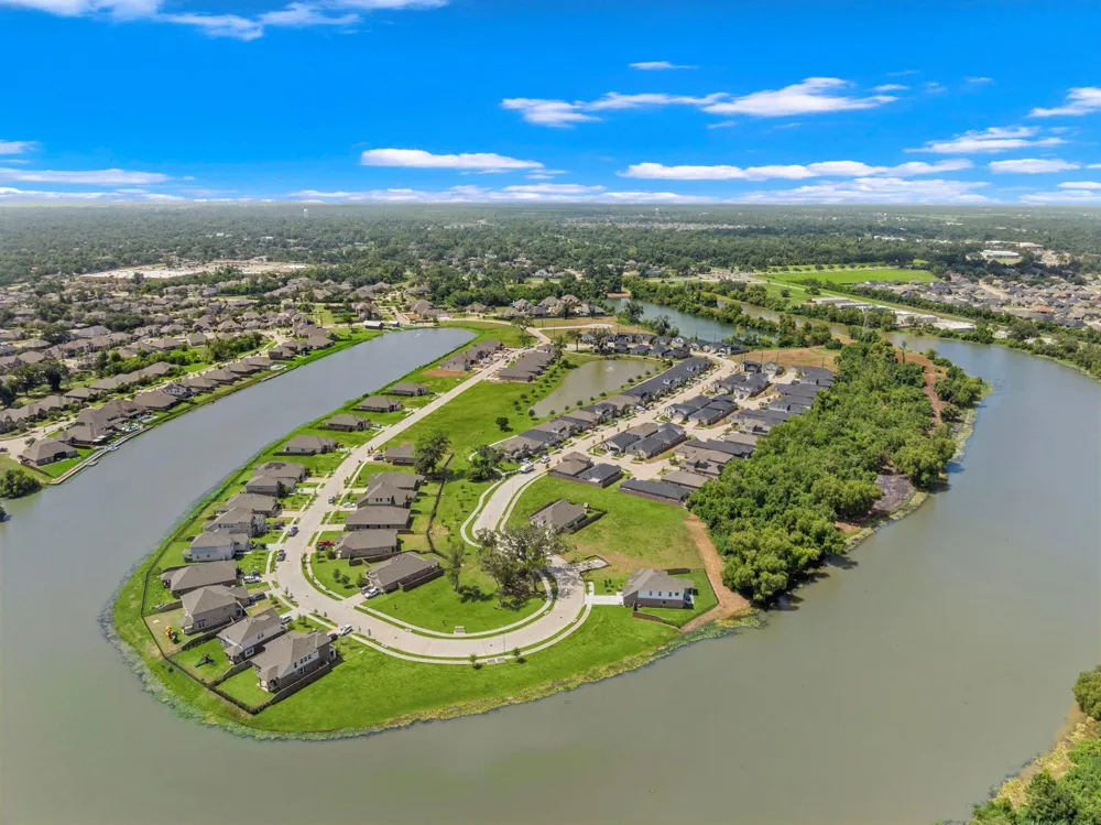 130 Water Grass Trail Clute, TX 77531
