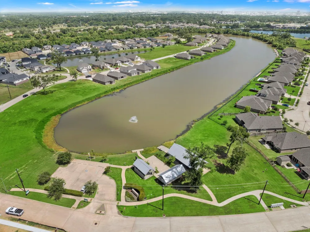 130 Water Grass Trail Clute, TX 77531