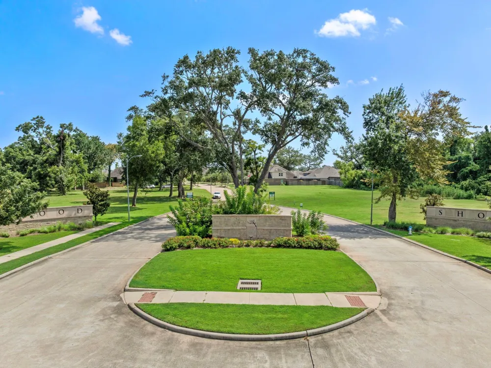 130 Water Grass Trail Clute, TX 77531