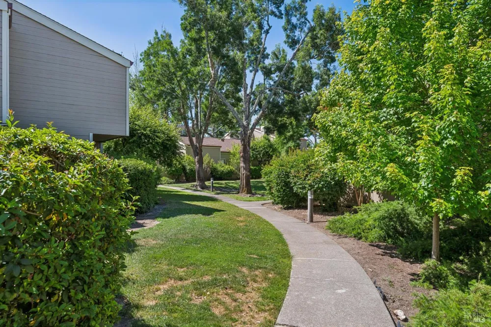 4704 Shade Tree Lane Santa Rosa, CA 95405