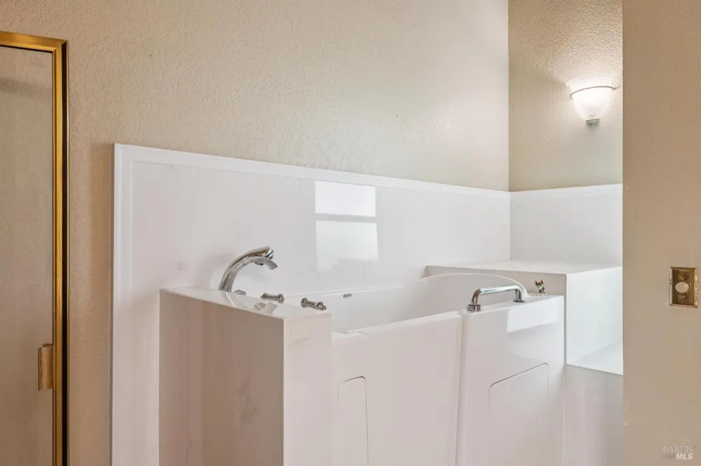 4704 Shade Tree Lane Santa Rosa, CA 95405
