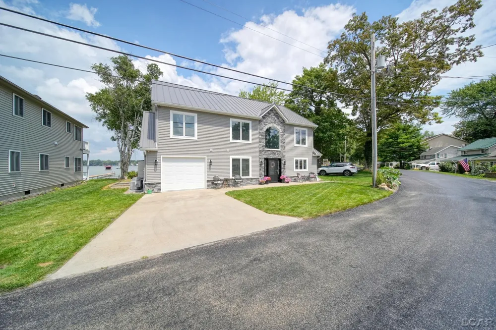 2892 Round Lake Highway