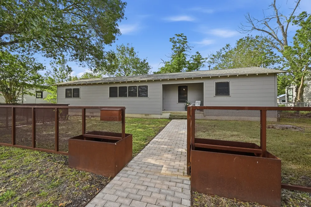 820 Bois D'Arc Street Lockhart, TX 78644