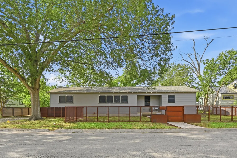 820 Bois D'Arc Street Lockhart, TX 78644
