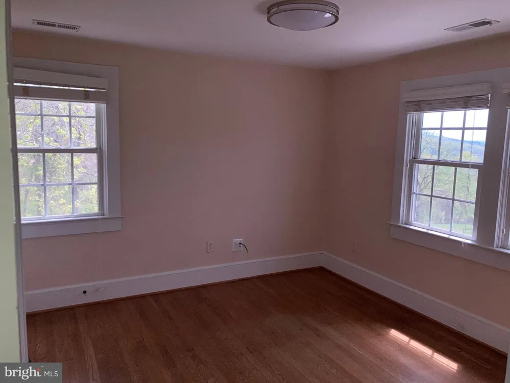 10436 JOHN S MOSBY HIGHWAY Paris, VA 20130
