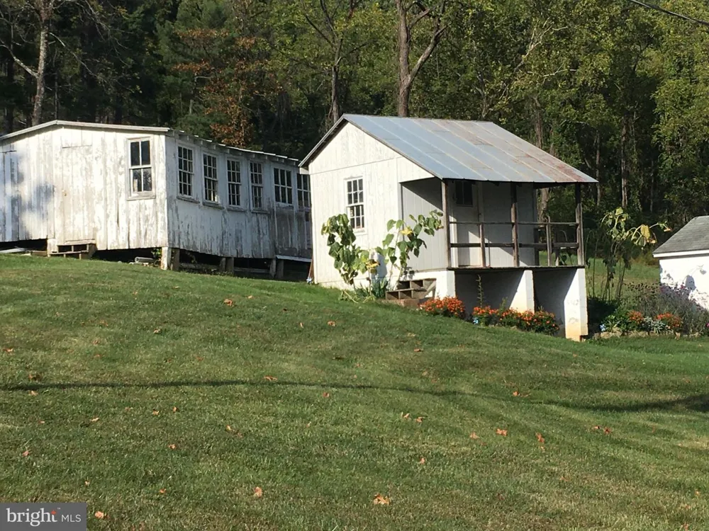 10436 JOHN S MOSBY HIGHWAY Paris, VA 20130