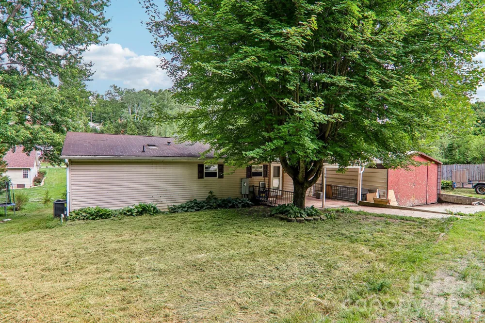 19 Dot Street Clyde, NC 28721