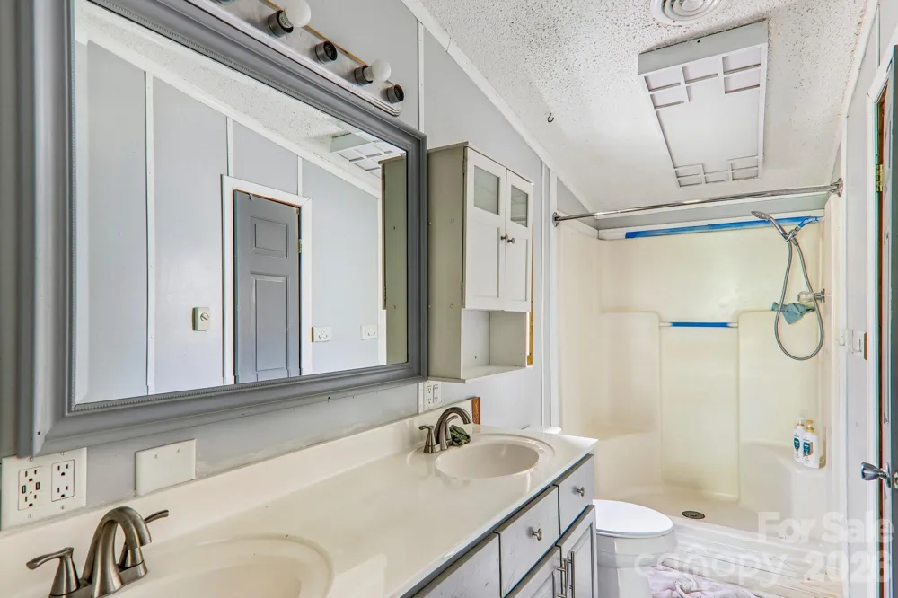19 Dot Street Clyde, NC 28721