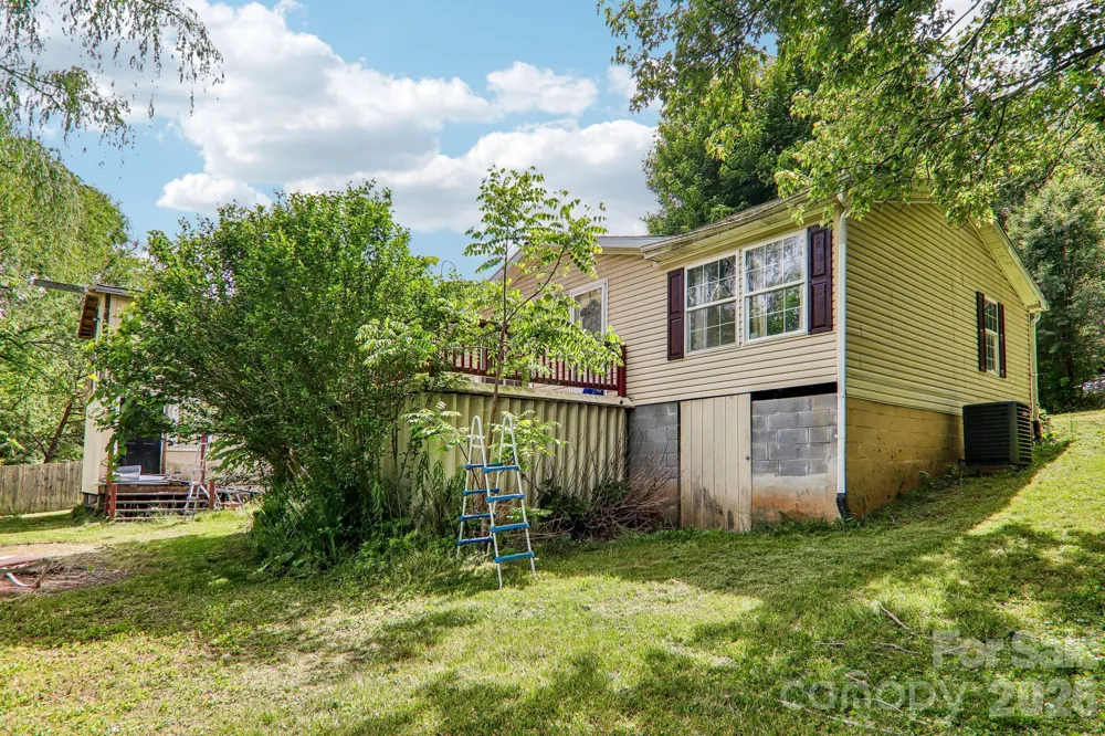 19 Dot Street Clyde, NC 28721