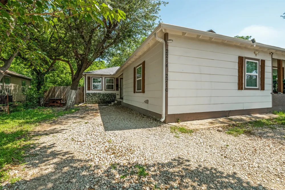 2214 Pine Street Grand Prairie, TX 75050