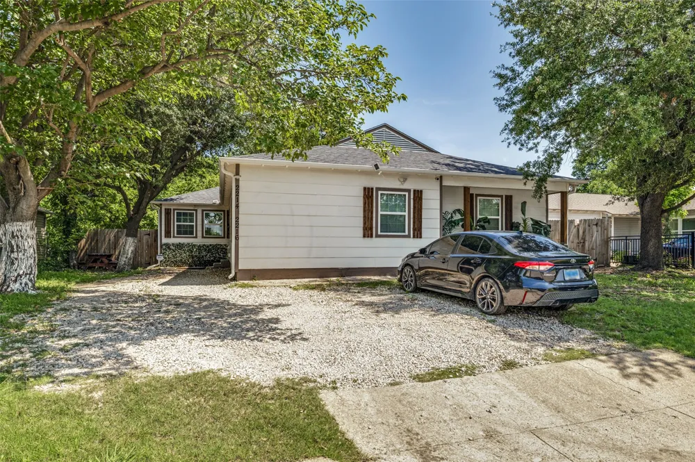 2214 Pine Street Grand Prairie, TX 75050