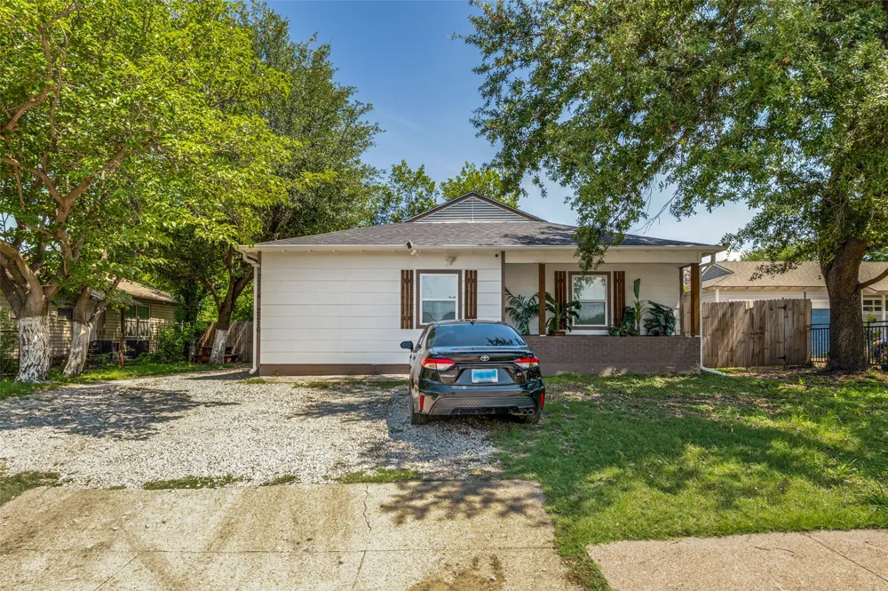 2214 Pine Street Grand Prairie, TX 75050
