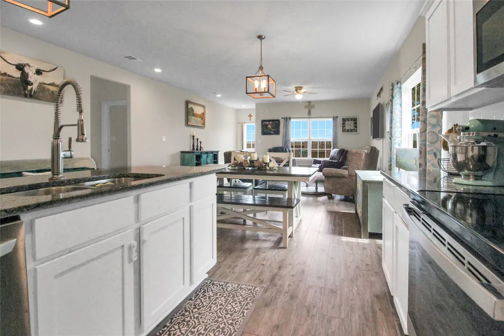 617 W Sheldon Avenue Thrall, TX 76578