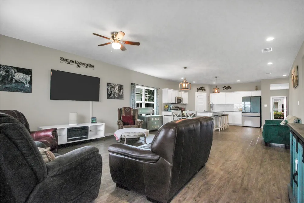 617 W Sheldon Avenue Thrall, TX 76578