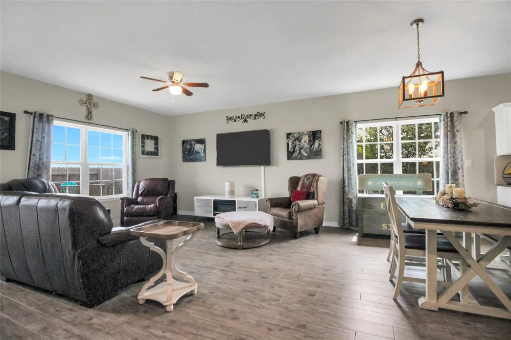 617 W Sheldon Avenue Thrall, TX 76578