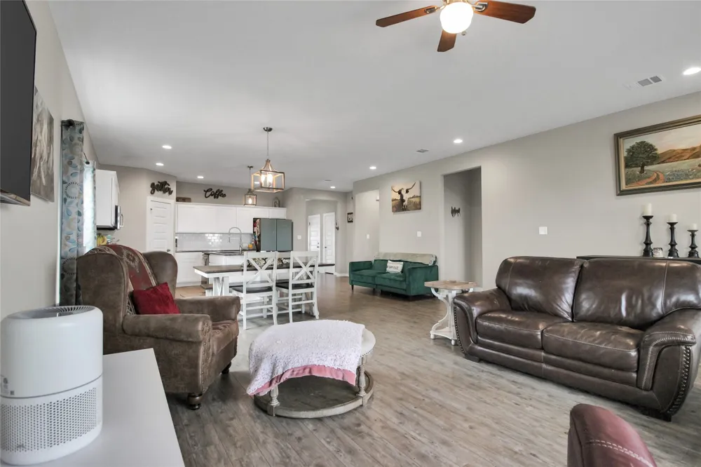 617 W Sheldon Avenue Thrall, TX 76578
