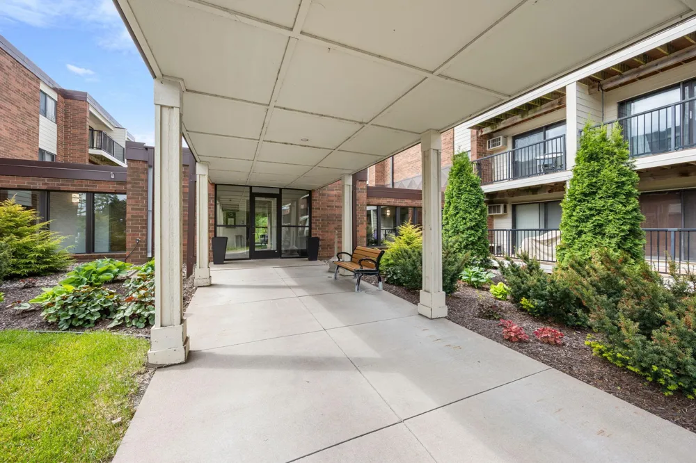4 Pine Tree Drive #212 Arden Hills, MN 55112