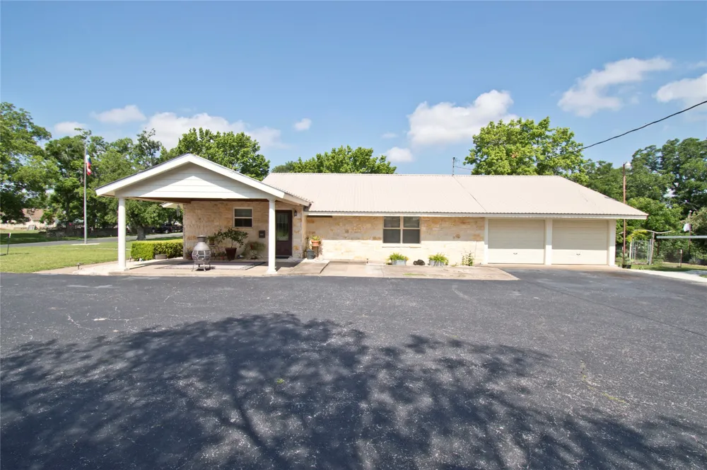 702 E Schubert Street Fredericksburg, TX 78624