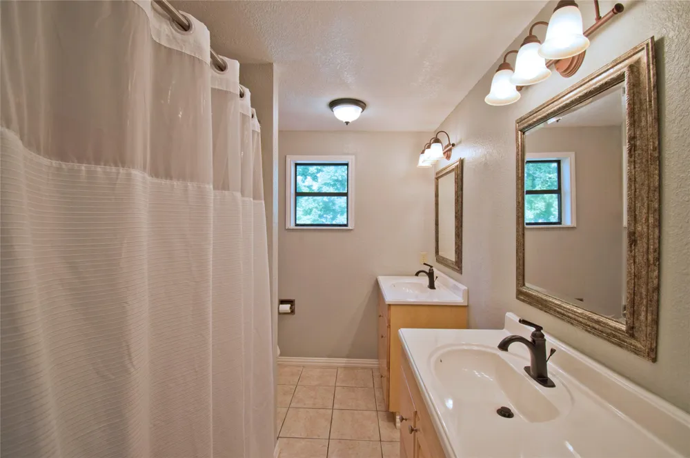 702 E Schubert Street Fredericksburg, TX 78624