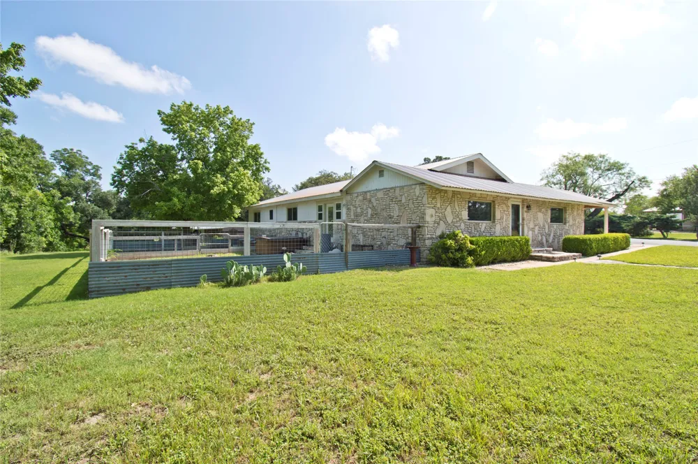 702 E Schubert Street Fredericksburg, TX 78624