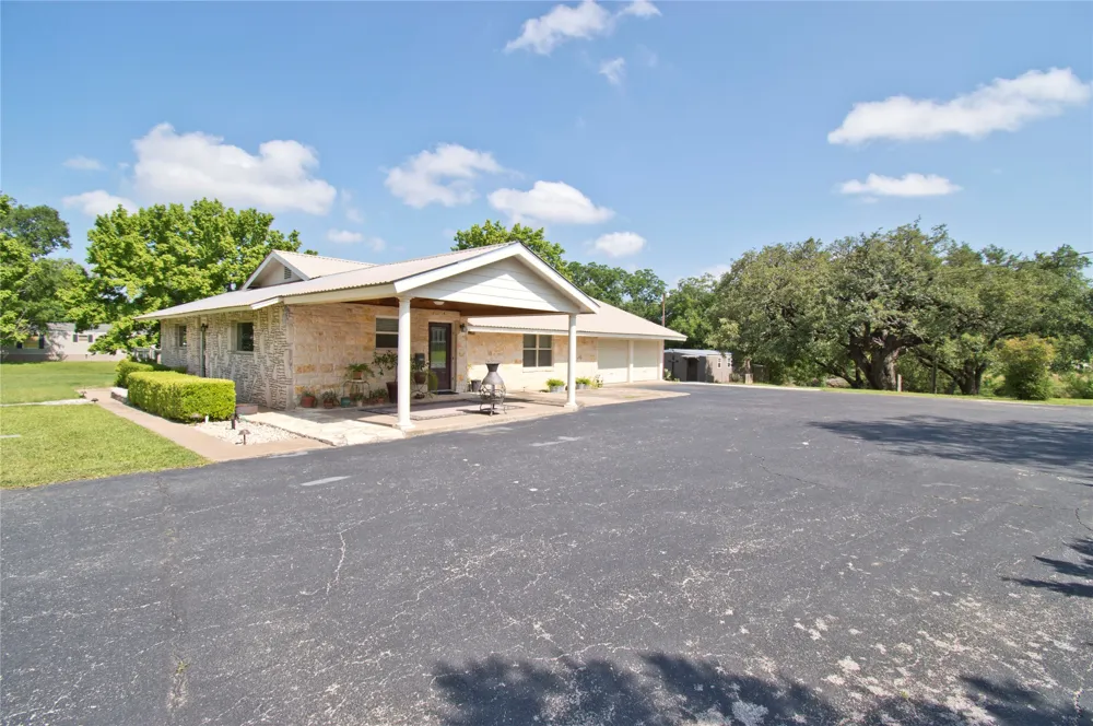 702 E Schubert Street Fredericksburg, TX 78624