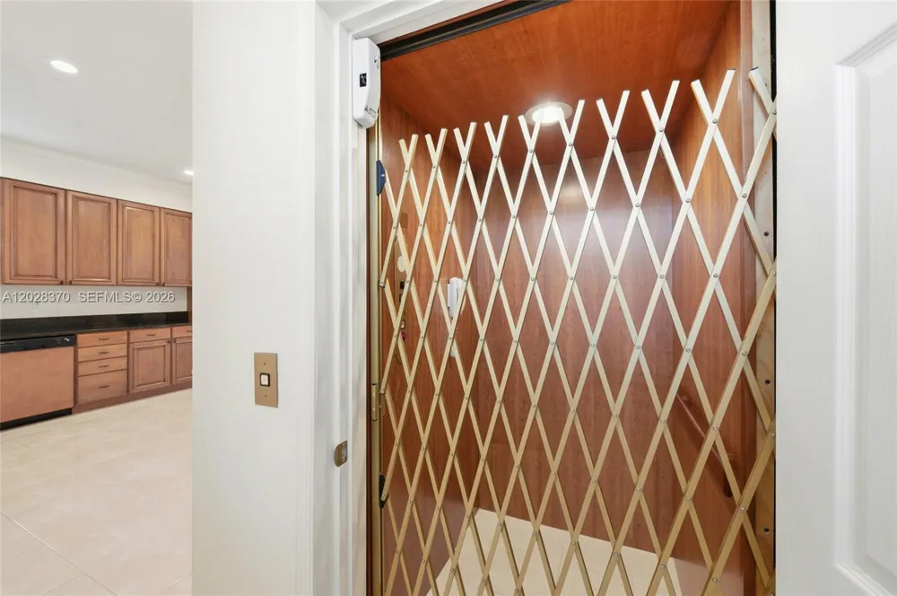 2608 Oakbrook Ct Weston, FL 33332