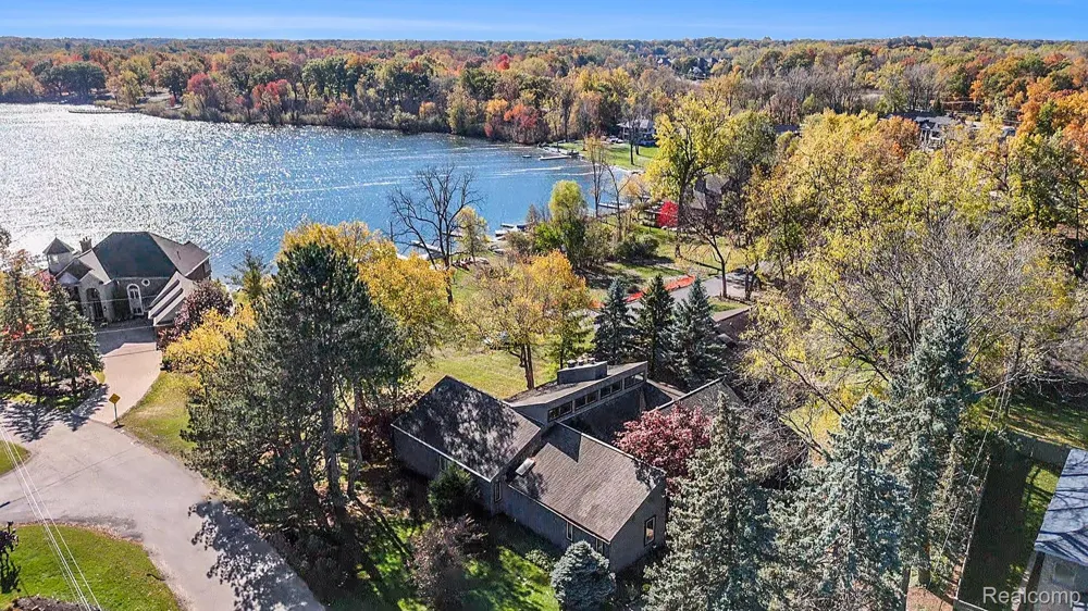 2501 Doleman Drive West Bloomfield Charter Township, MI 48324