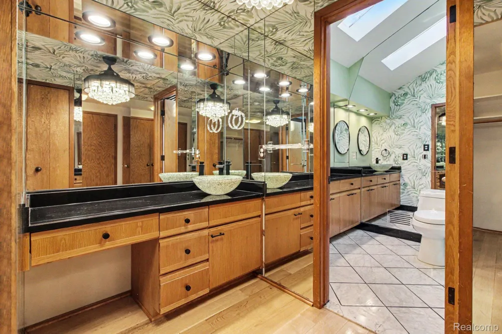 2501 Doleman Drive West Bloomfield Charter Township, MI 48324