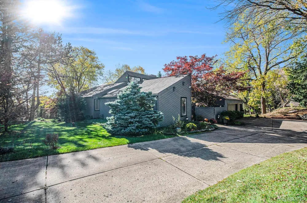 2501 Doleman Drive West Bloomfield Charter Township, MI 48324