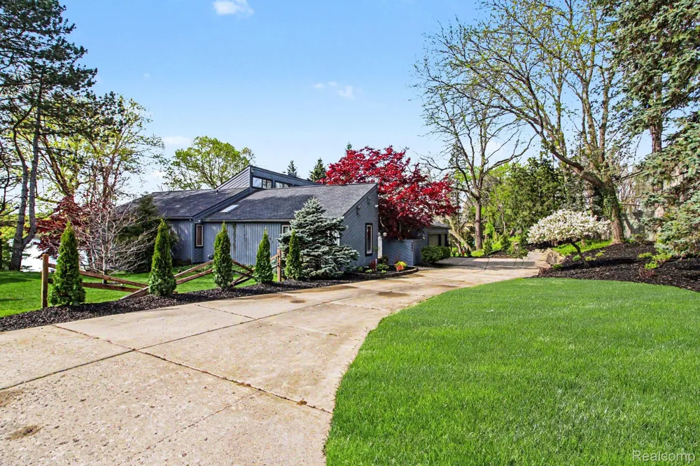 2501 Doleman Drive West Bloomfield Charter Township, MI 48324